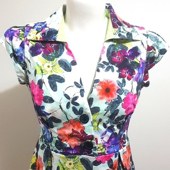 A pretty floral dress in size 10Au - Picture 2 of 7